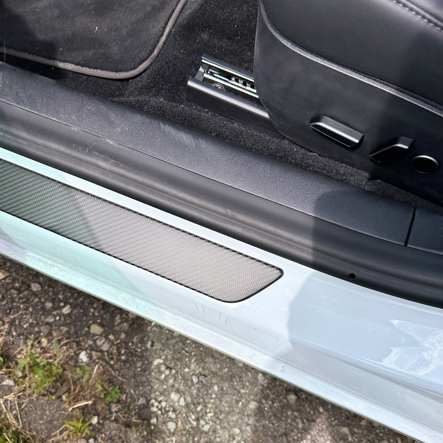 Fixation de garniture de seuil de porte MAX CARBON Performance DOOR dans un ensemble pour TESLA MODEL 3 MODEL Y