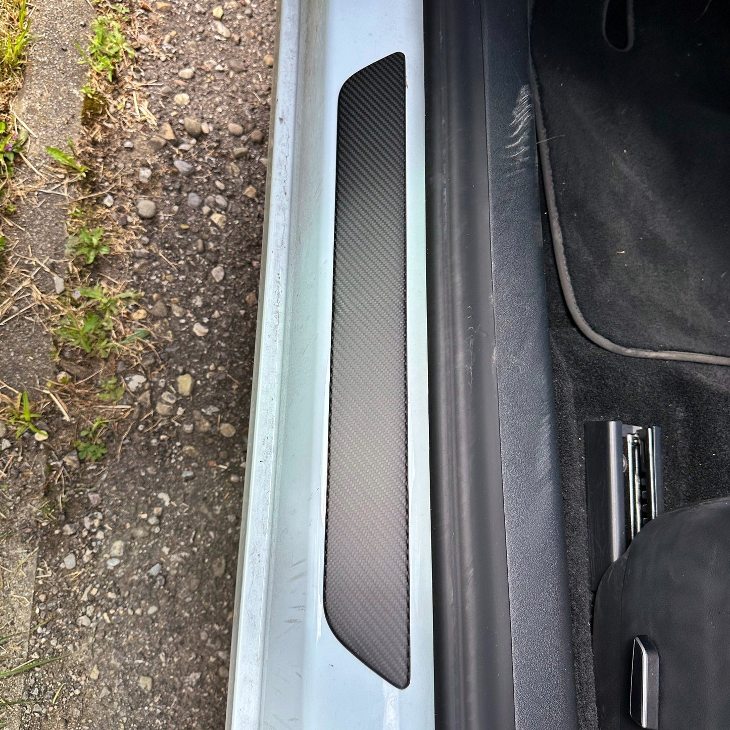 Fixation de garniture de seuil de porte MAX CARBON Performance DOOR dans un ensemble pour TESLA MODEL 3 MODEL Y