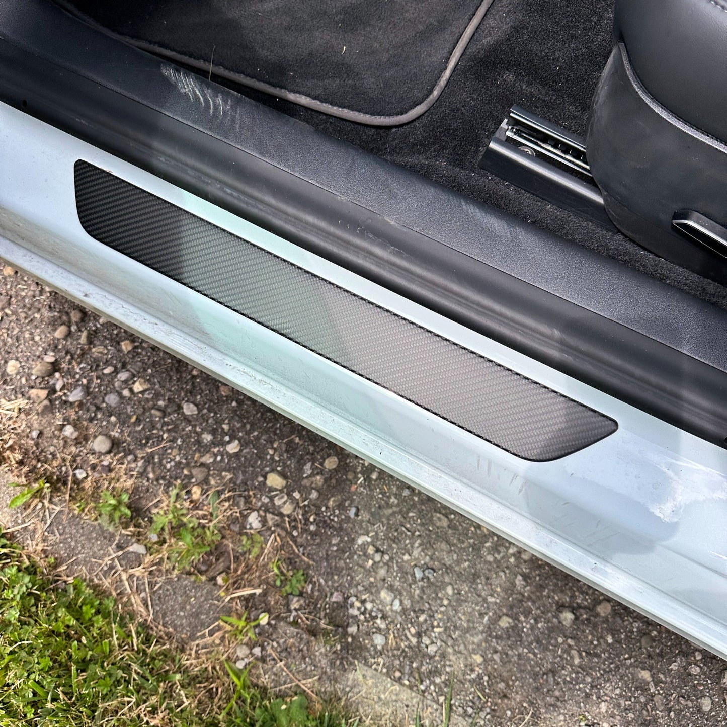 Fixation de garniture de seuil de porte MAX CARBON Performance DOOR dans un ensemble pour TESLA MODEL 3 MODEL Y