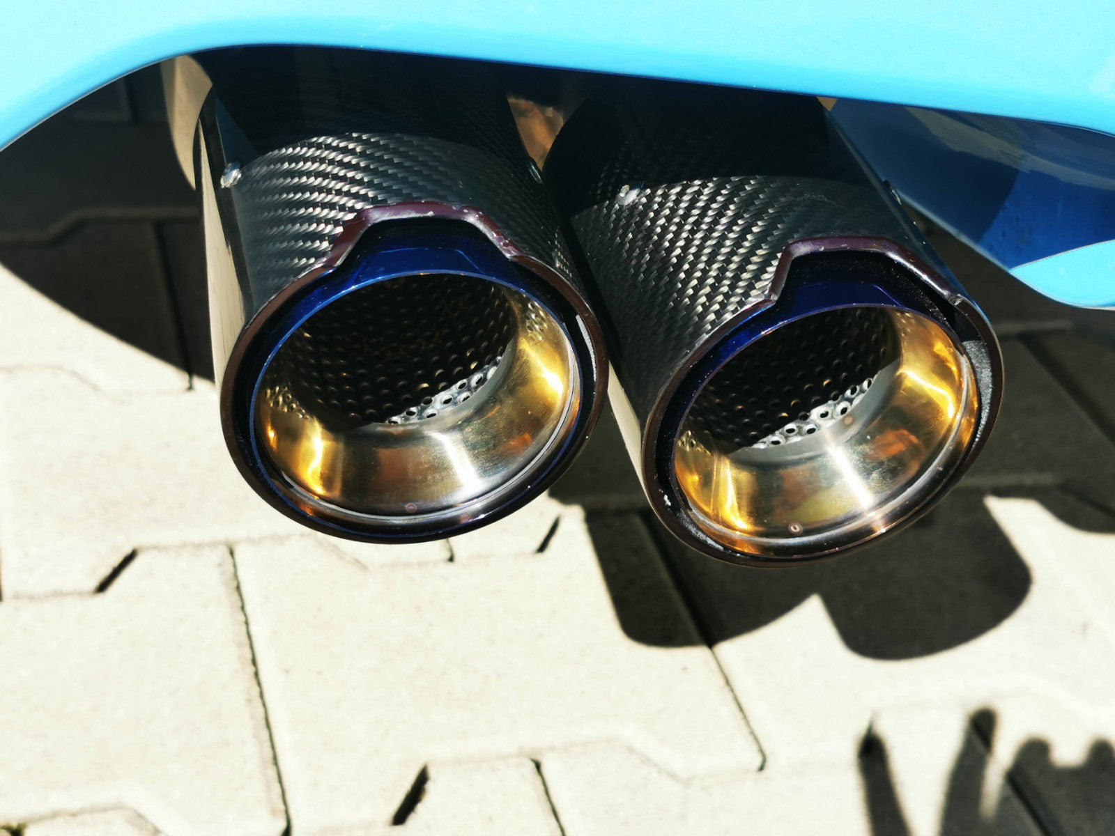 MAX CARBON Performance Edelstahl Auspuff Endrohre Blenden Blau für BMW M2 F87 M3 F80 M4 F82 F83 M5 F10