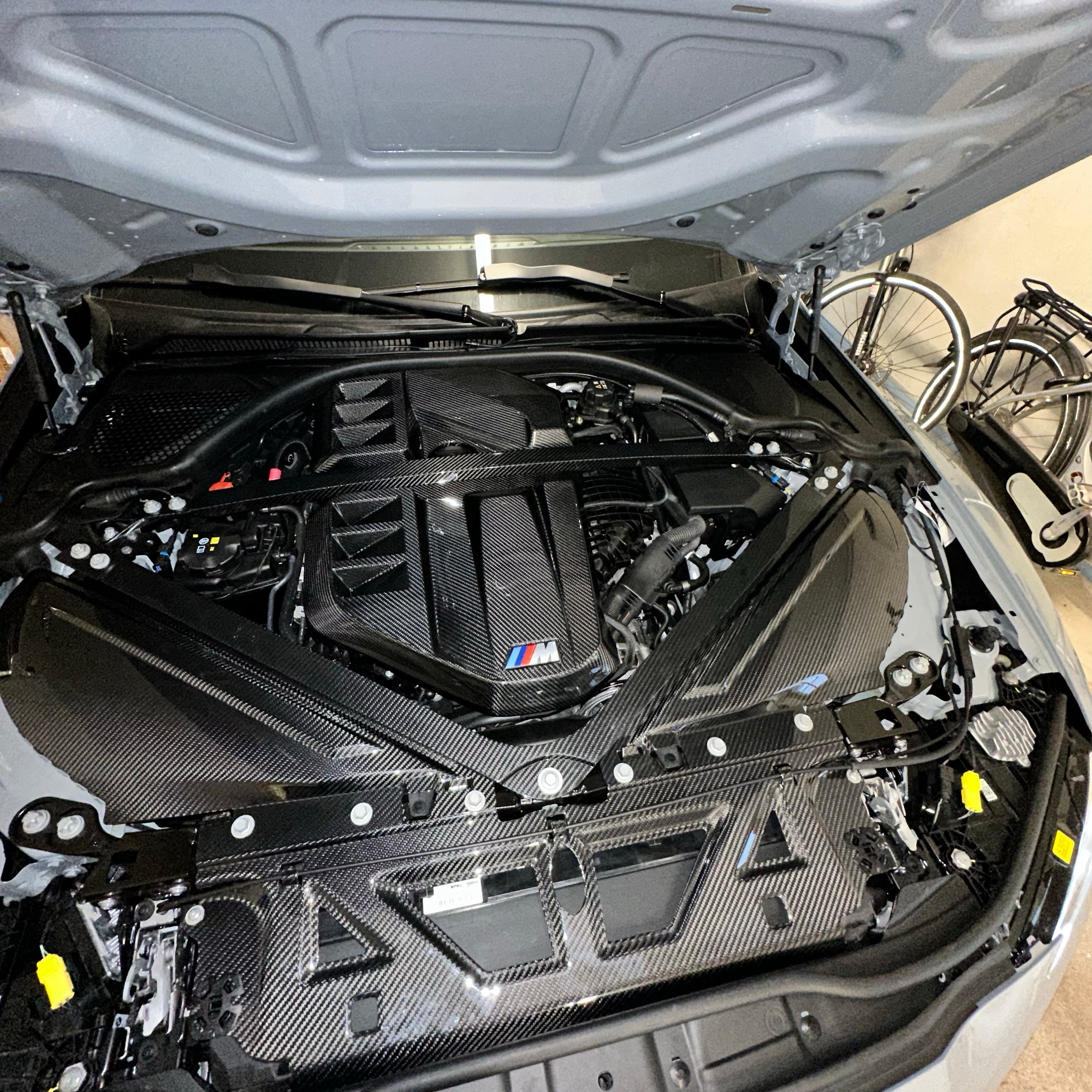 MAX CARBON Performance Trockencarbon Motorraum Abdeckung passend für BMW G80 G81 M3 G82 G83 M4