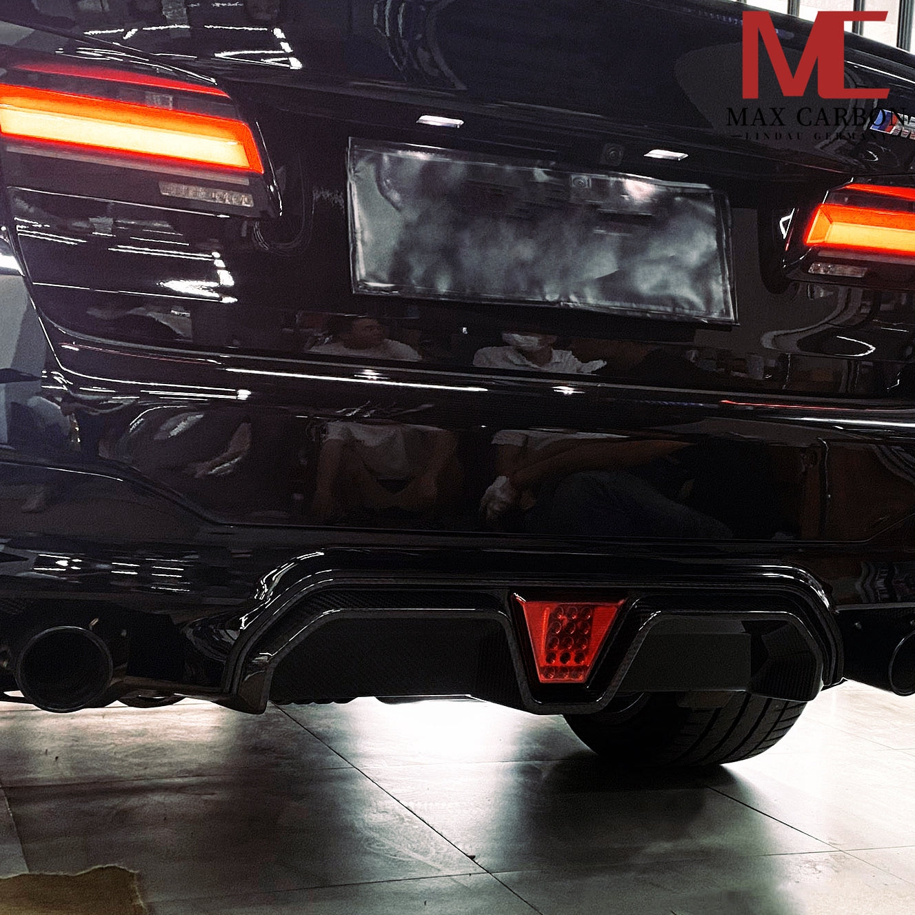 Diffuseur arrière en carbone sec MAX CARBON adapté à BMW M5 F90 incl. LCI et CS avec LED 